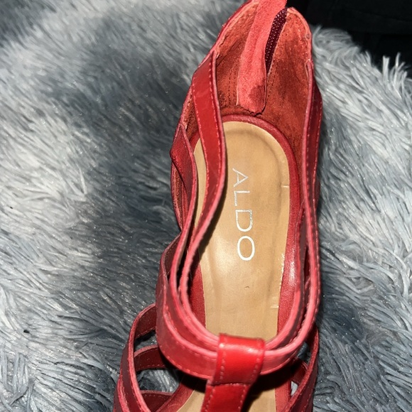 Red shoes with a short heel. - Picture 3 of 8